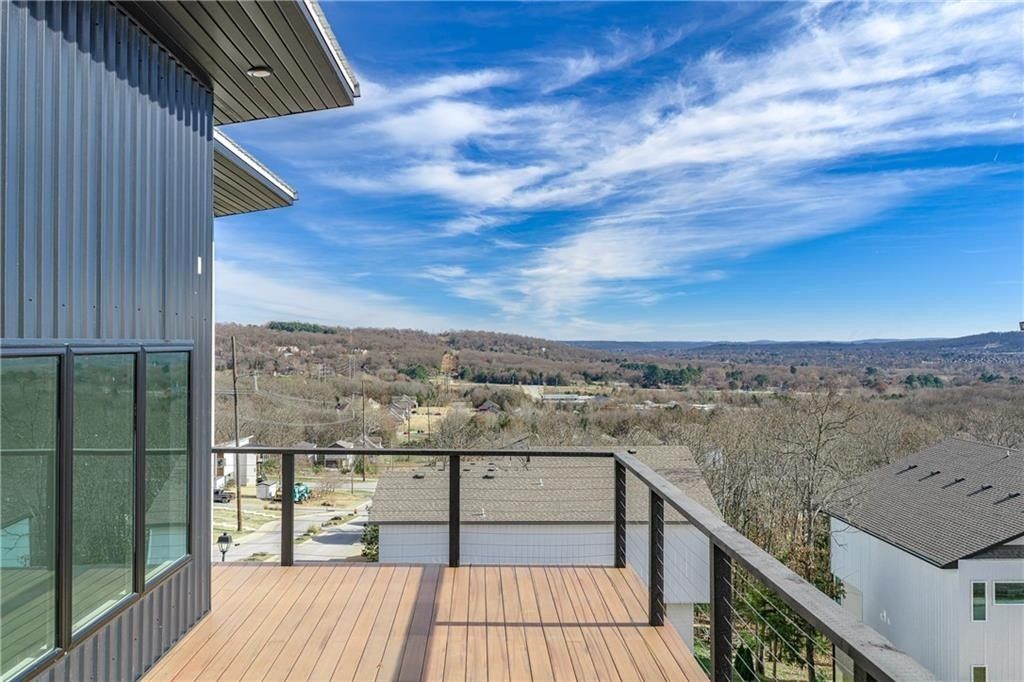 111 S Paddock Loop. Fayetteville, AR 72701