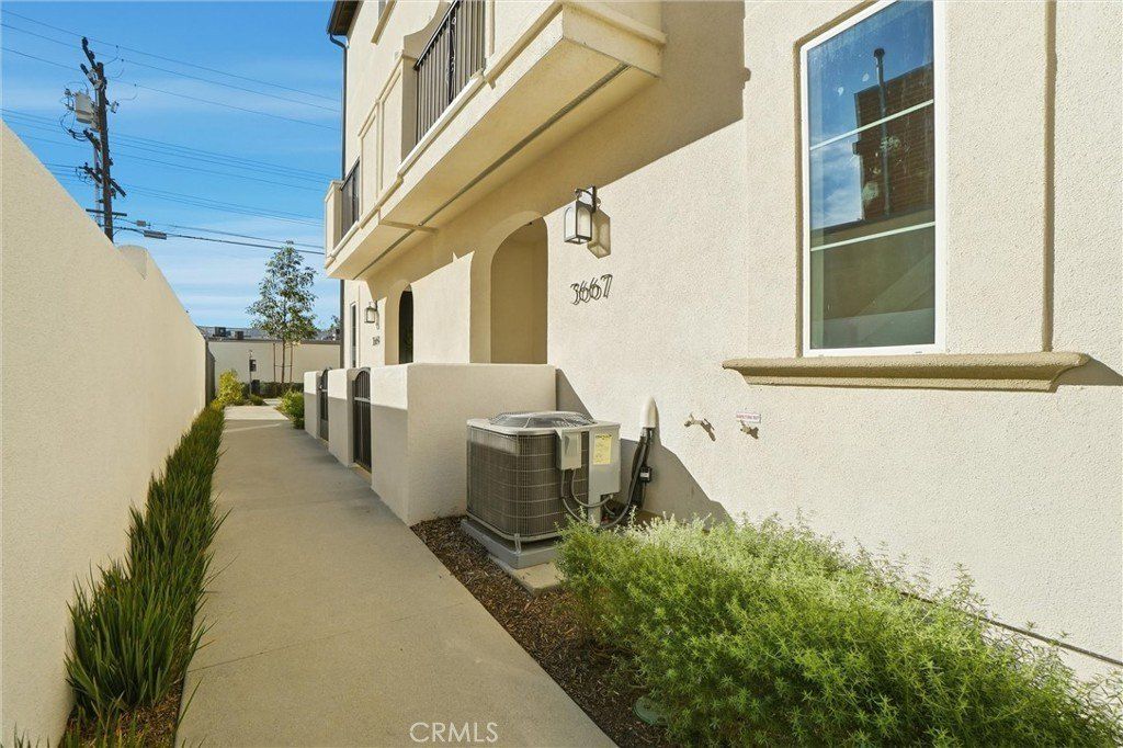3667 Elm Avenue. Long Beach, CA 90807
