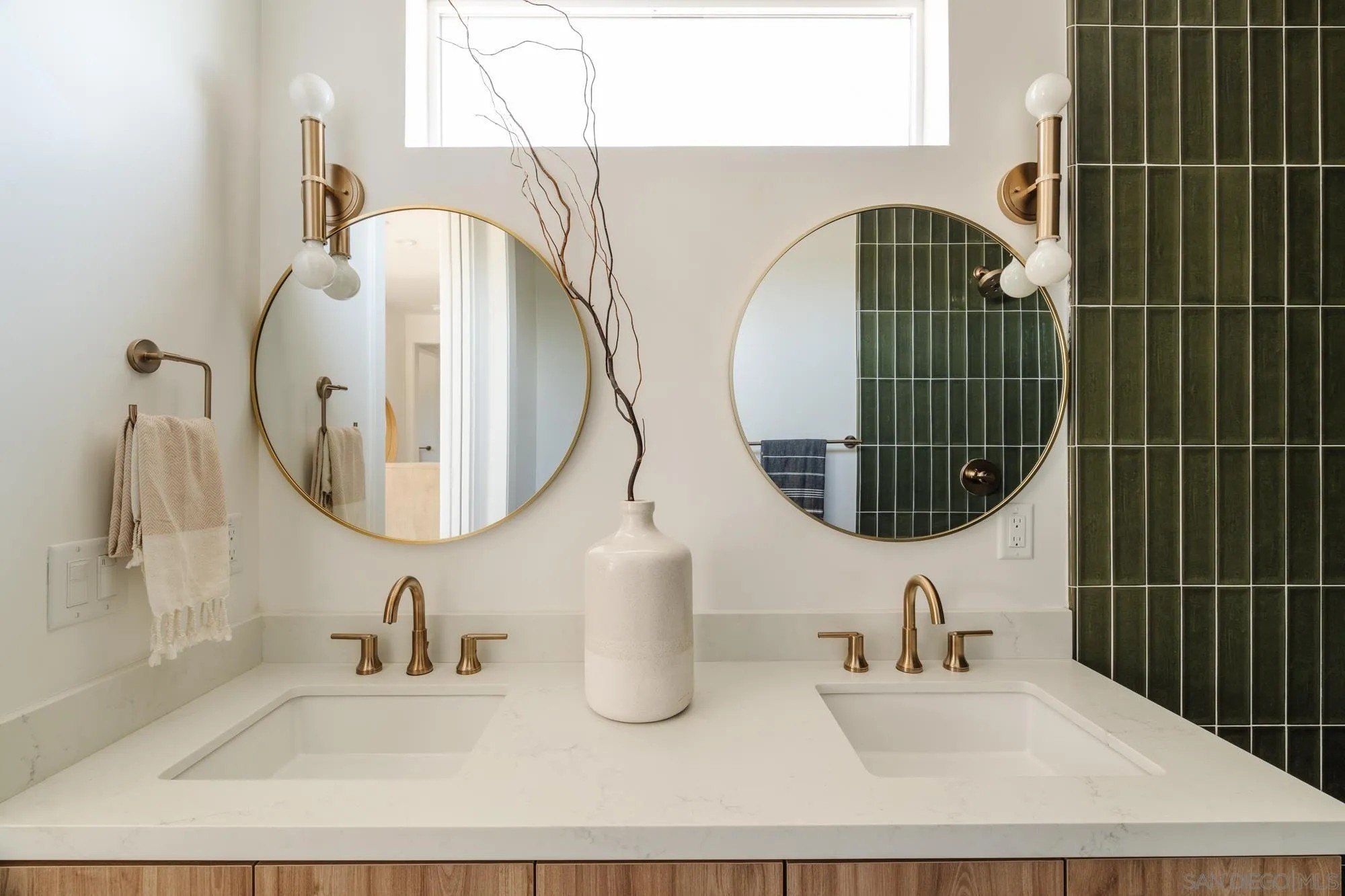 3868 N Riley Ln. Los Angeles, CA 90065