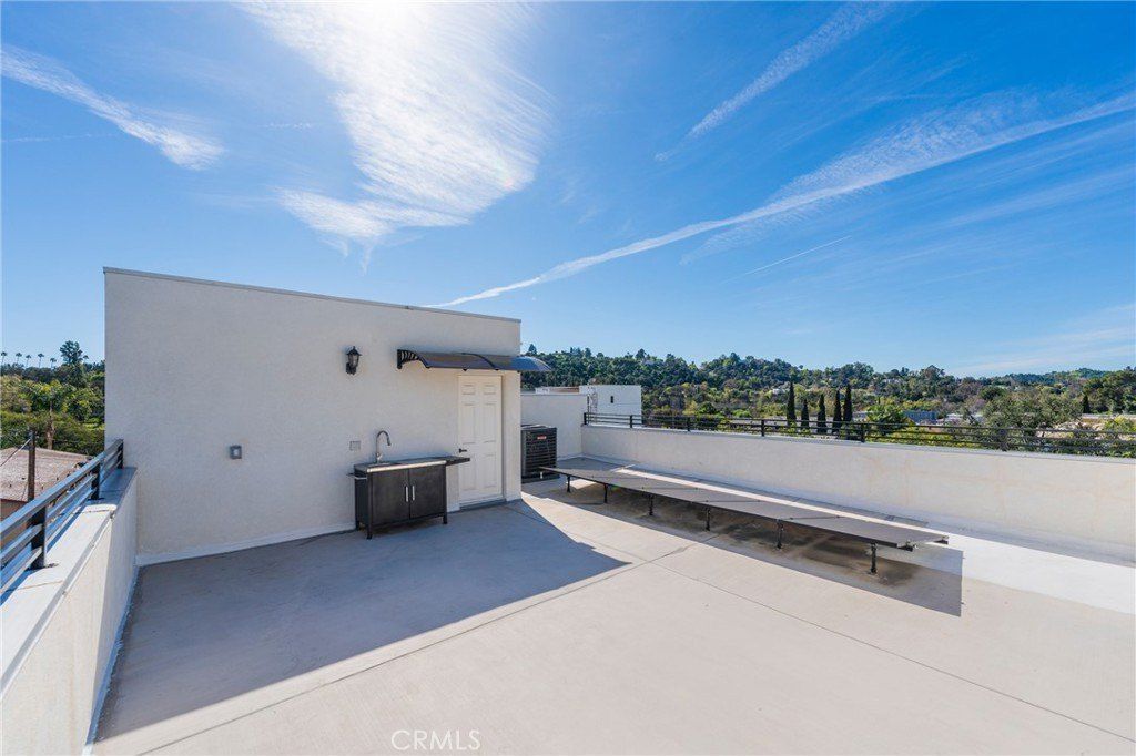 712 N Chestnut Ave 12. Los Angeles, CA 90042