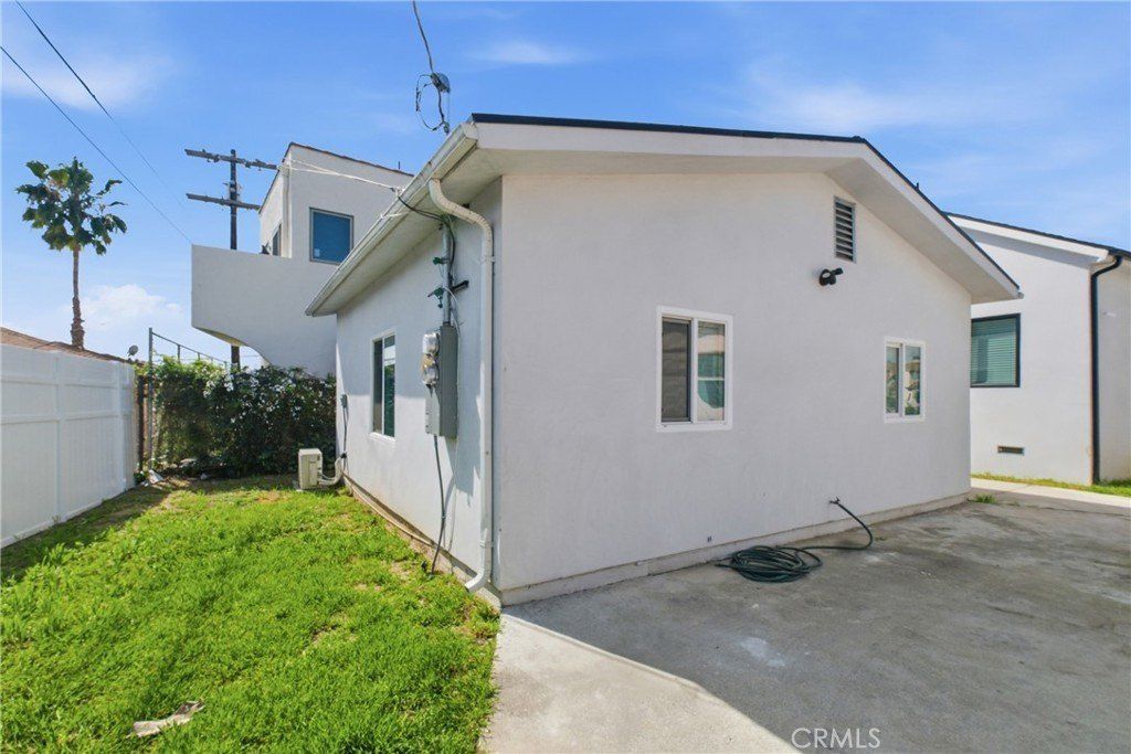 1364 S Ridgeley. Los Angeles, CA 90019