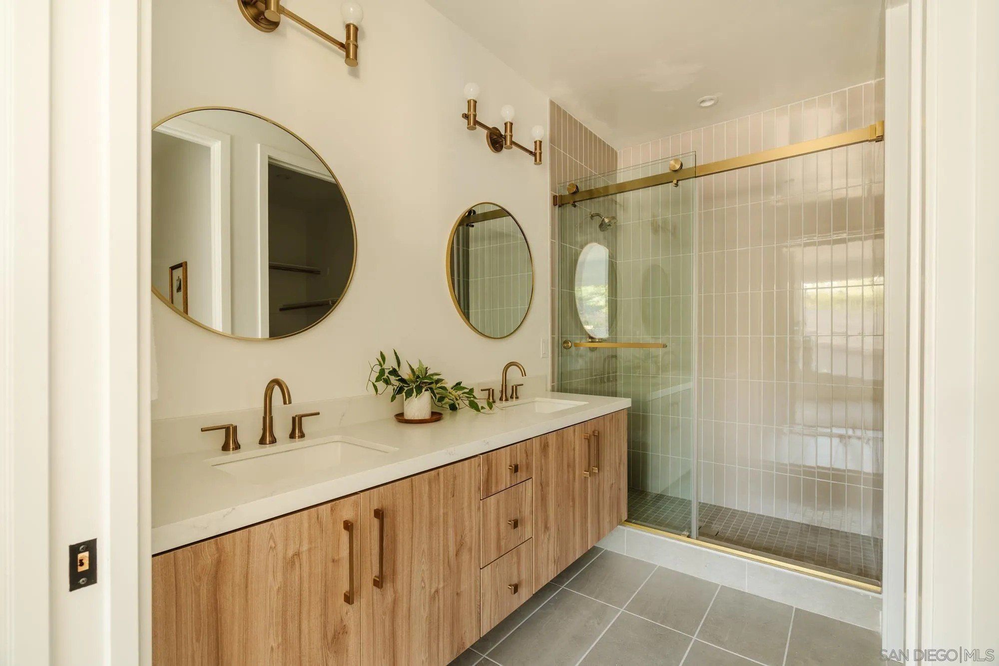 3851 N Riley Ln. Los Angeles, CA 90065