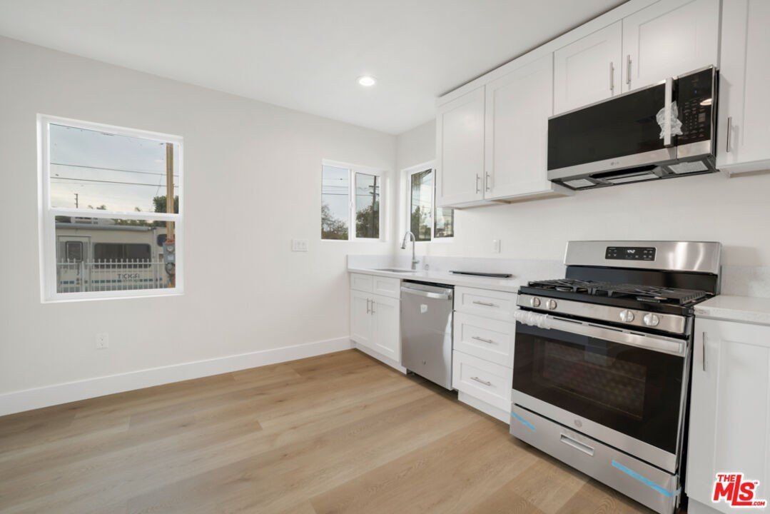 529 W 90Th St. Los Angeles, CA 90044