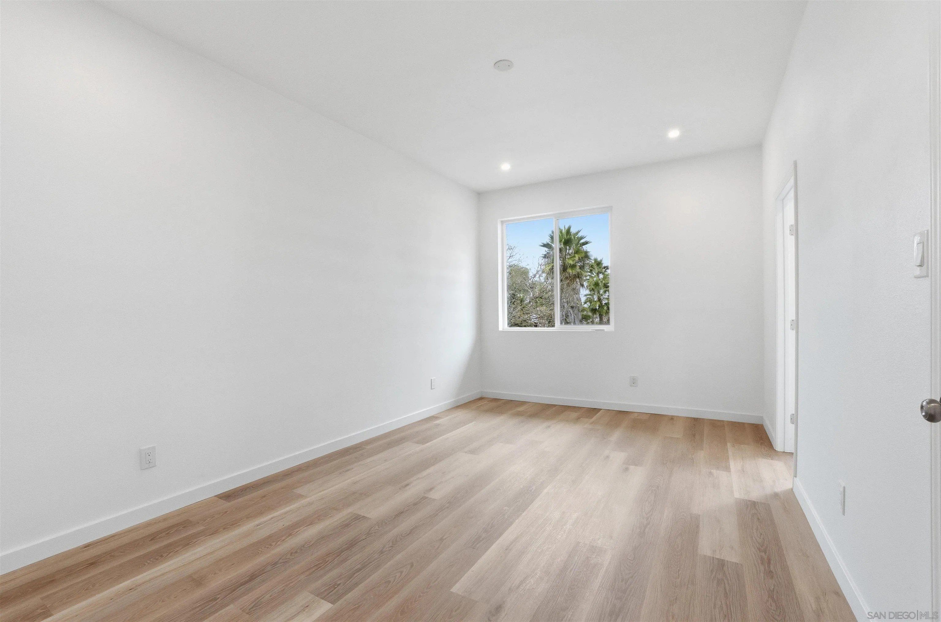 490 Lado De Loma Dr 14. Vista, CA 92083