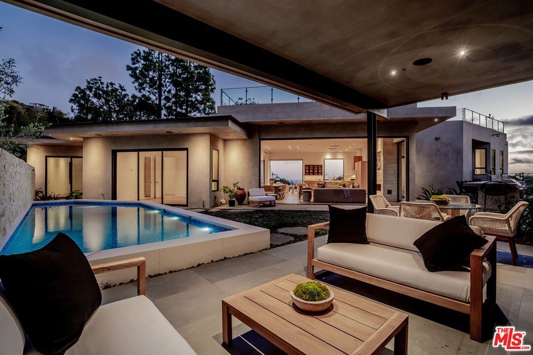 1205 Las Lomas Pl. Pacific Palisades, CA 90272
