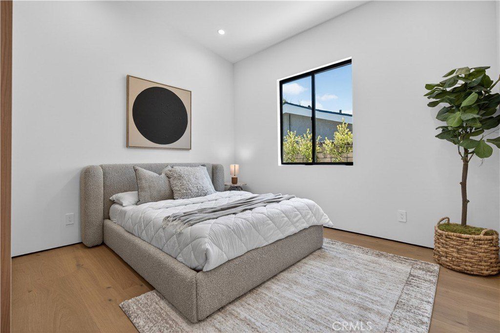 5636 Rawlings Avenue. Woodland Hills, CA 91367