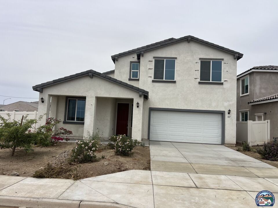 727 Zozoa Court. Brawley, CA 92227