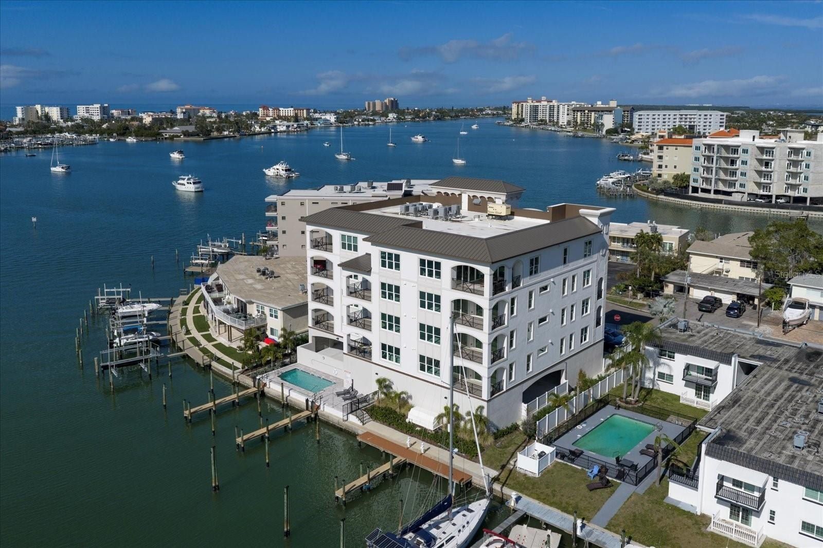 211 Dolphin Point. Clearwater, FL 33767