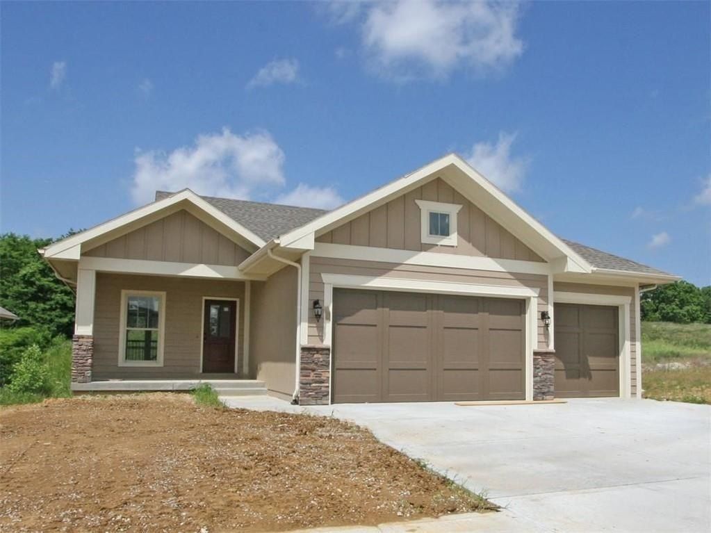 4820 Nw Huonker Court. Riverside, MO 64150