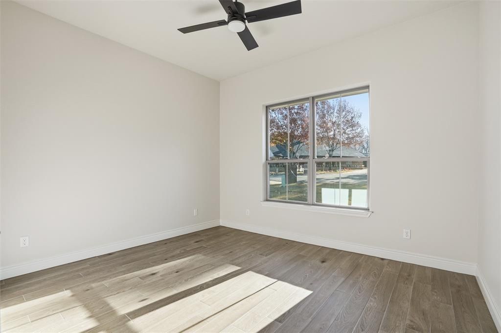6002 Oakwood Court. Granbury, TX 76049