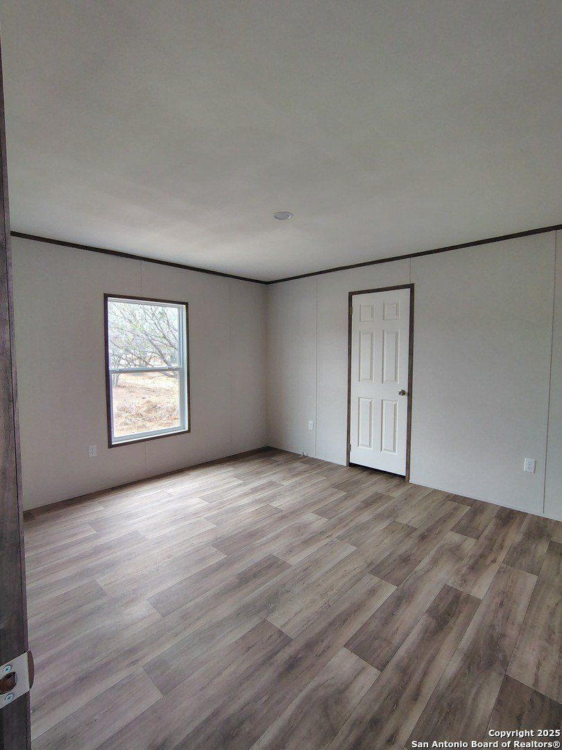 152 Cr 2664. Devine, TX 78016