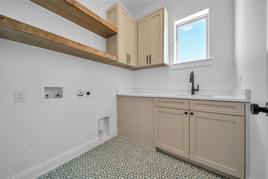 819 Meadow Lark Lane. Red Oak, TX 75154