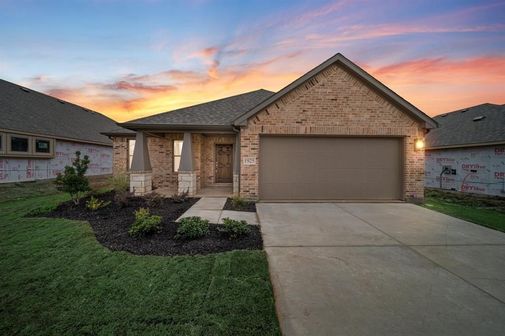 2425 Stardust Trail. Alvarado, TX 76009