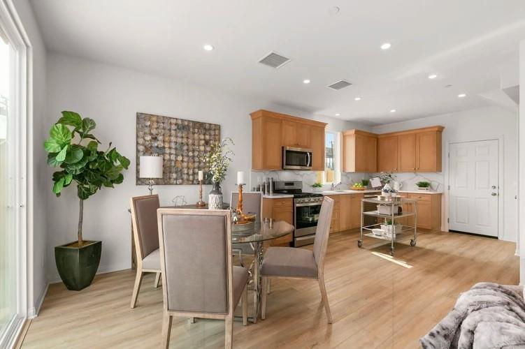 casa en Abell Helou Homes, Inc. por Abell Helou Homes, Inc.