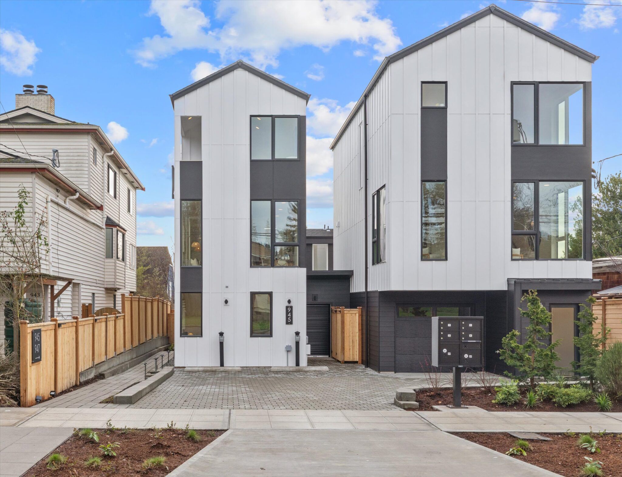 casa en West Woodland Ballard por Mirra Homes, LLC