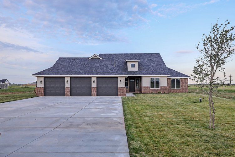 casa en Hollywood Park por B&M Amarillo Homes