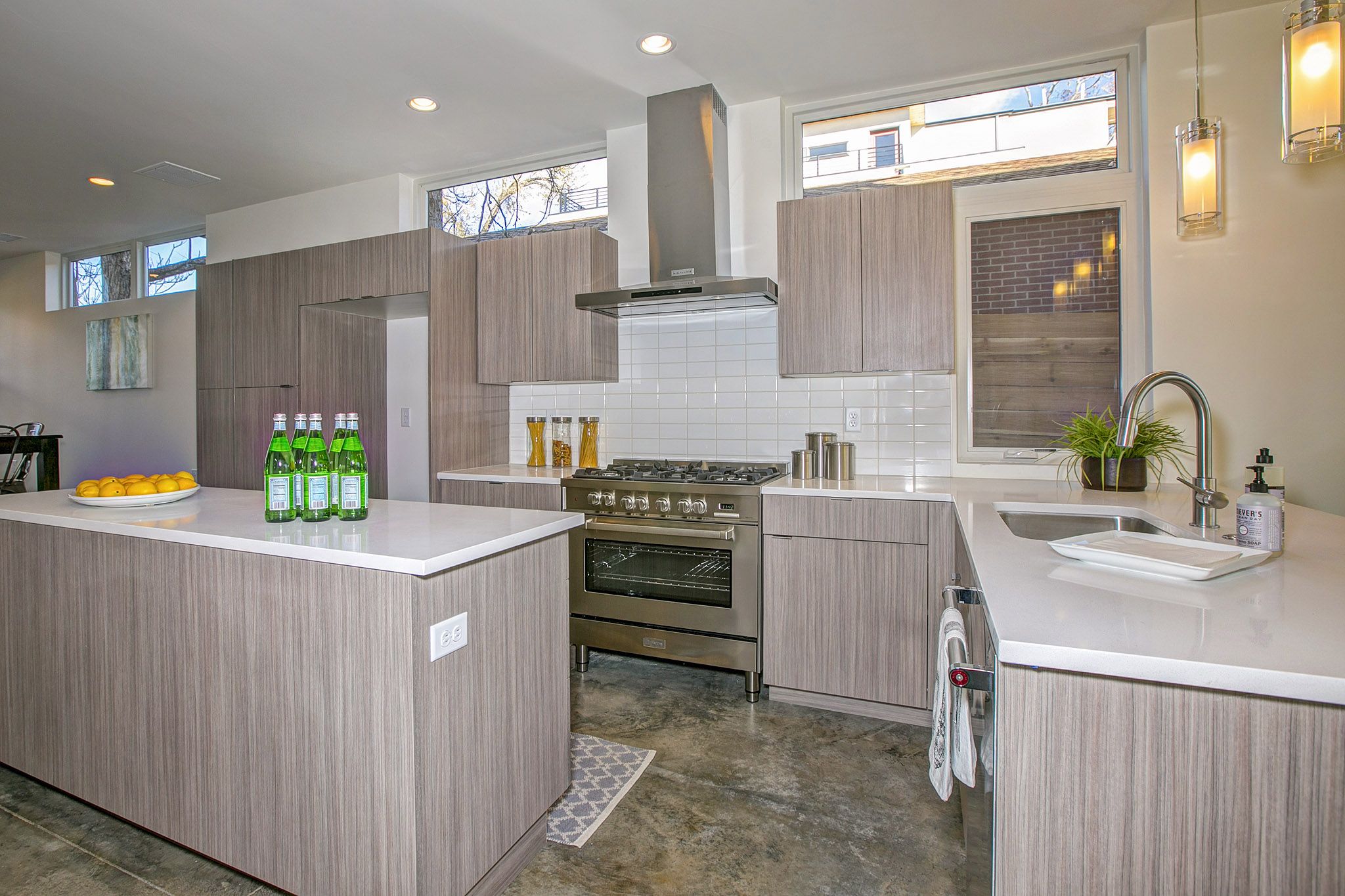 casa en 3706 Kalamath por Dirc Homes LLC
