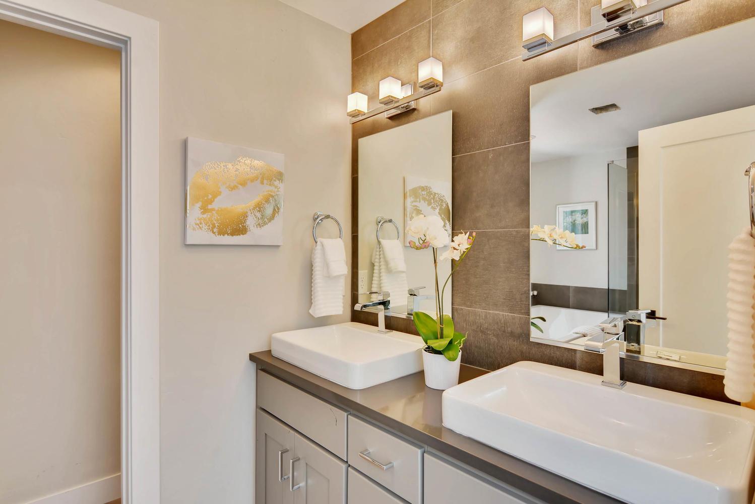 casa en 1895 York St. por Dirc Homes LLC