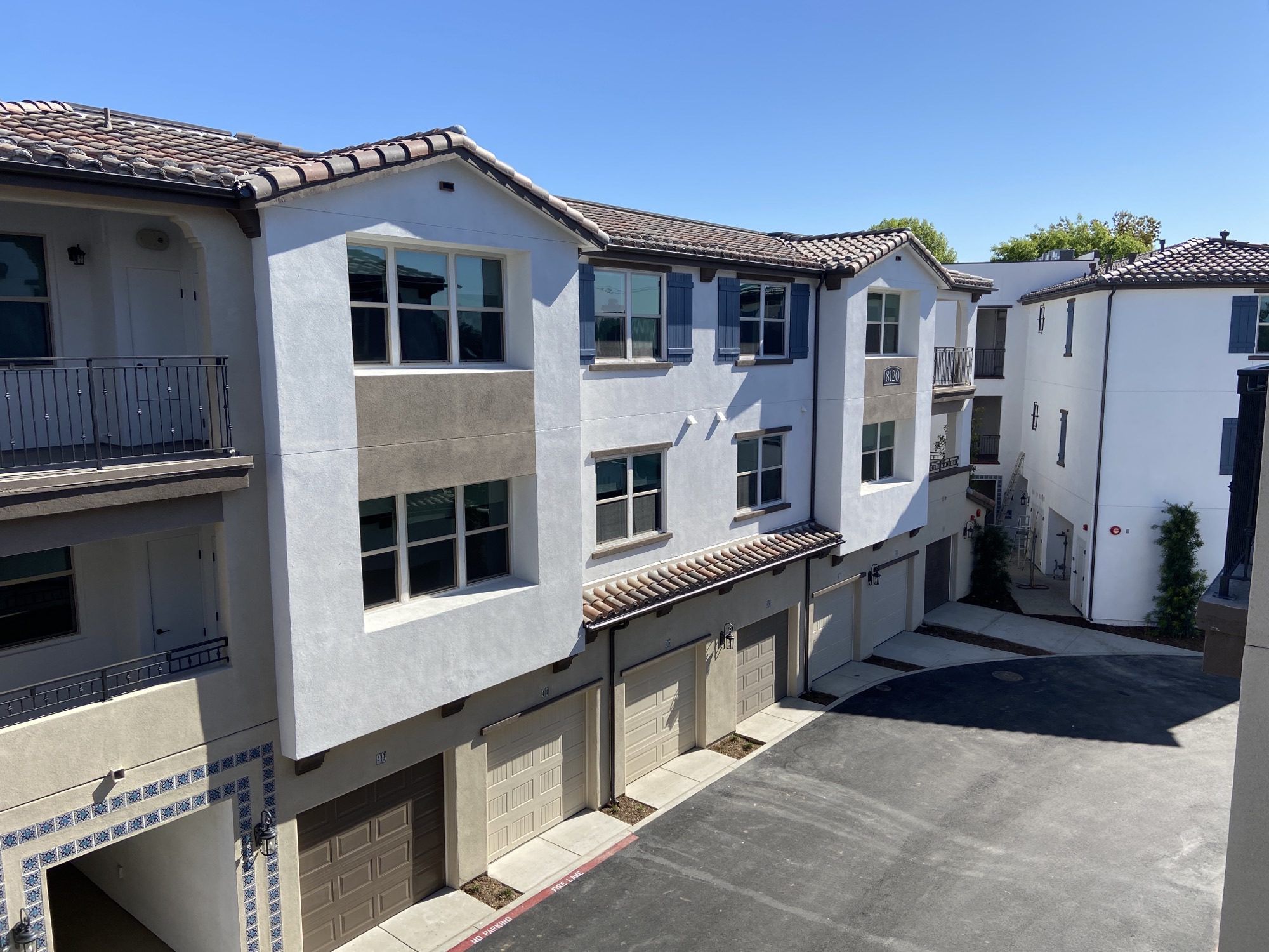 casa en Cierra Apartment Homes Whittier por Shopoff Realty Investments