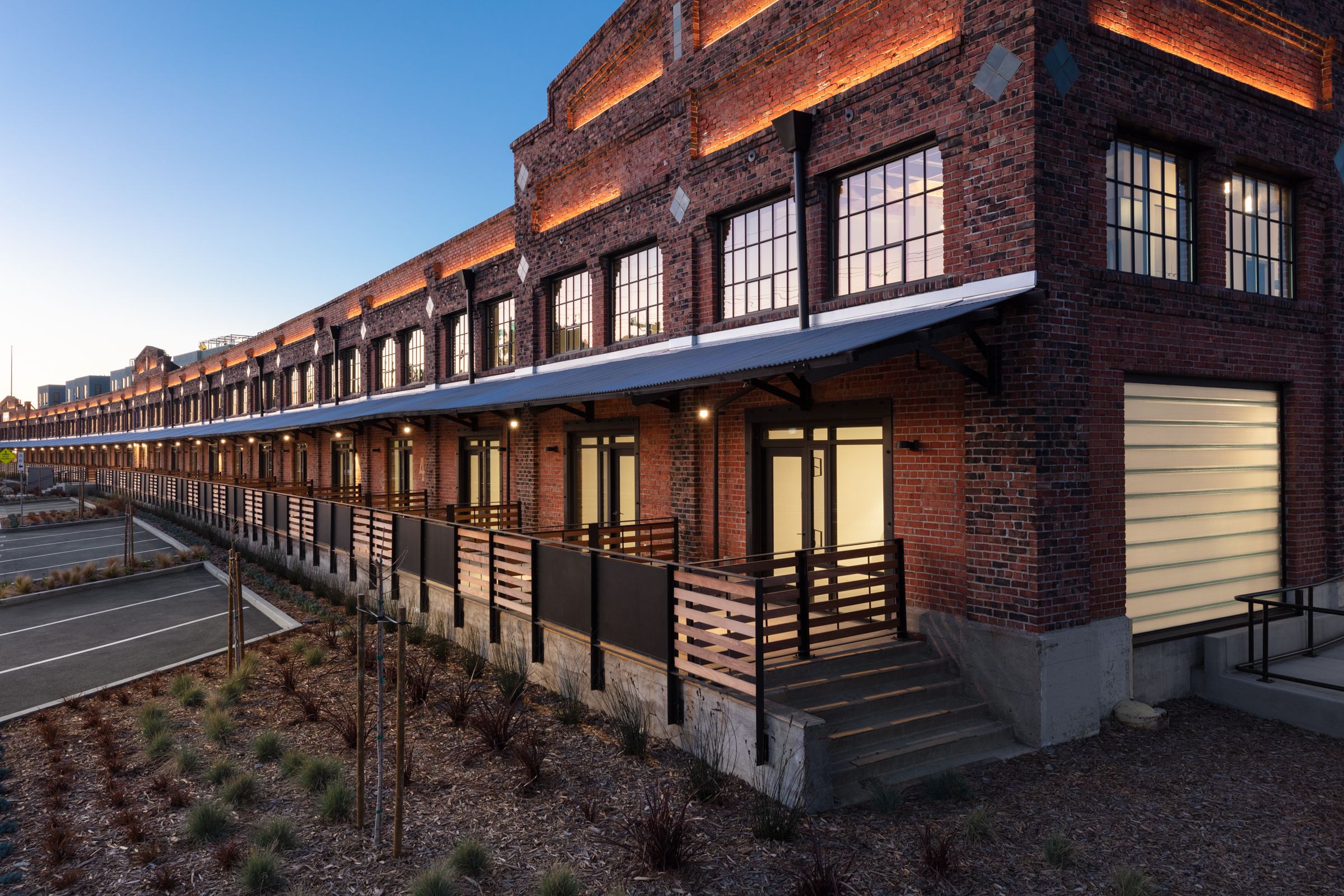Star Harbor Apartments por Strada Investment Group en Oakland-Alameda California