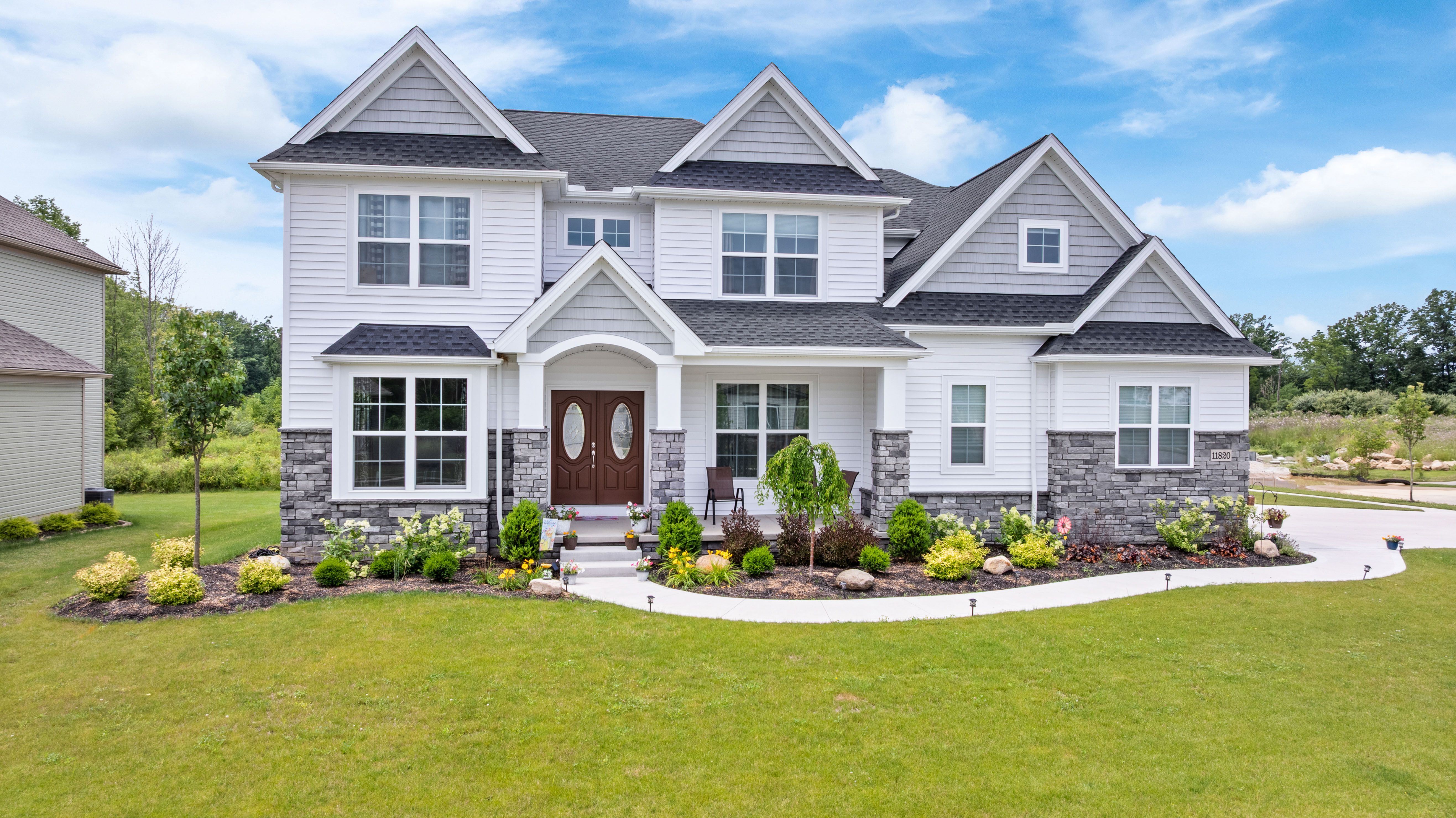 Township Centre por Kraftech Homes en Akron Ohio