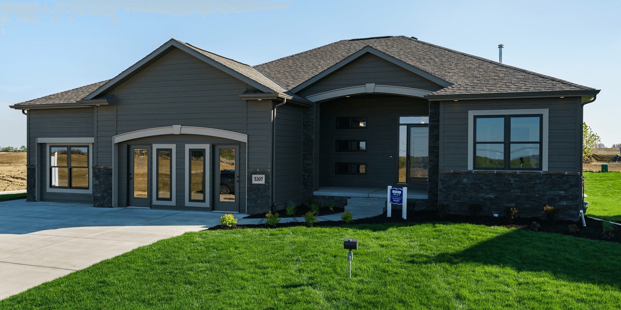 Charleston Homes por Charleston Homes en Omaha Nebraska