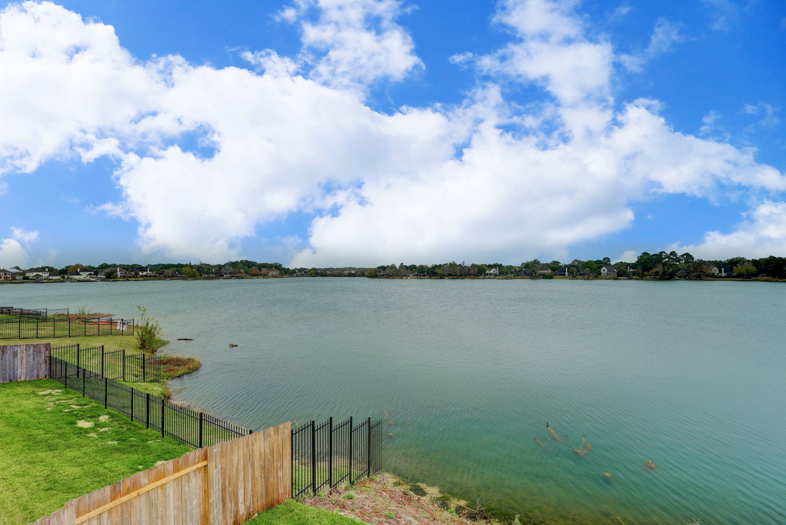 casa en Lake Mija Village por Bayway Homes, Inc
