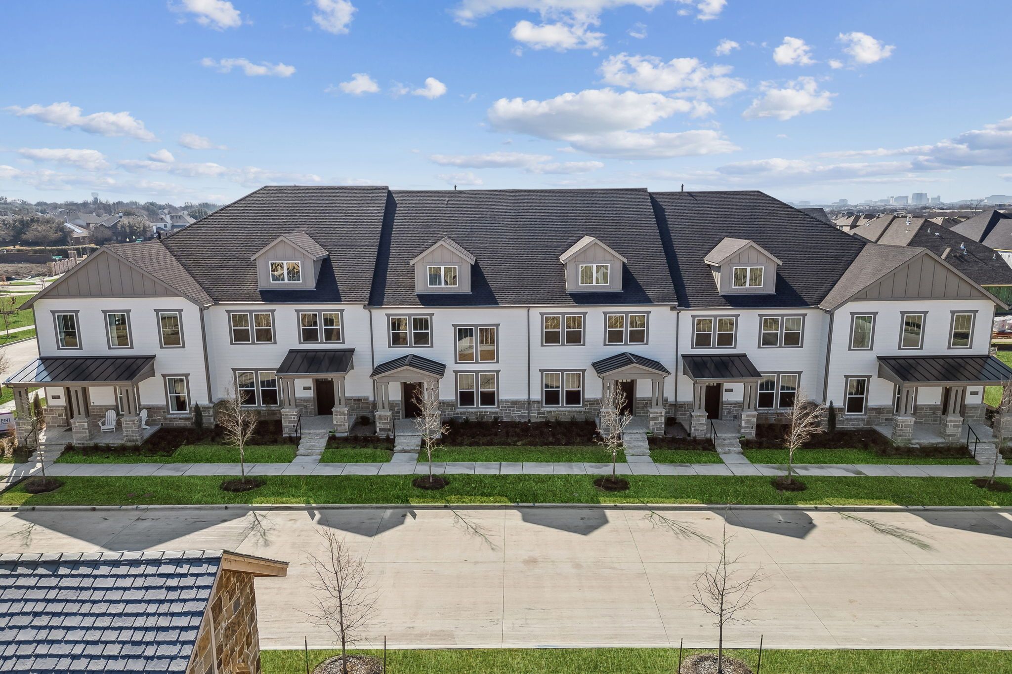 casa en Village on Main Street por CB JENI Homes