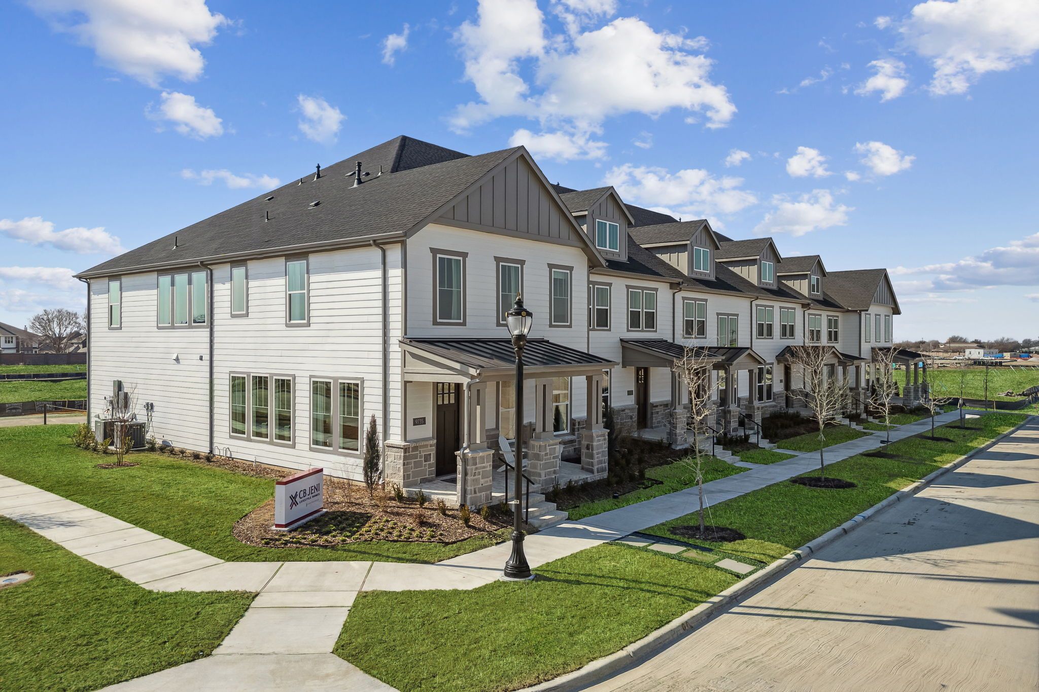 casa en Village on Main Street por CB JENI Homes