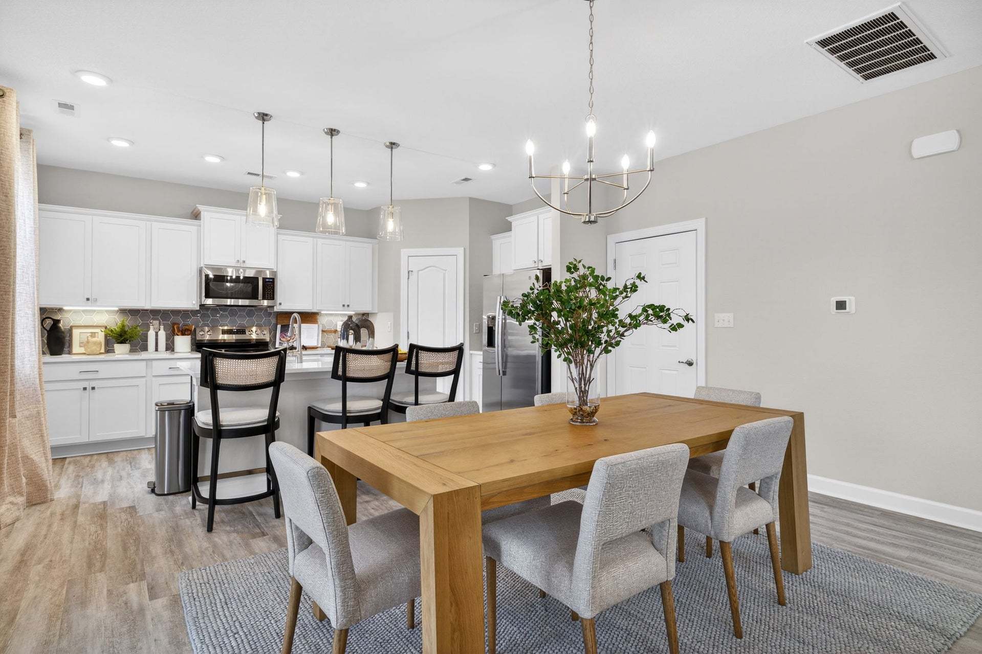 Dining Area & Kitchen