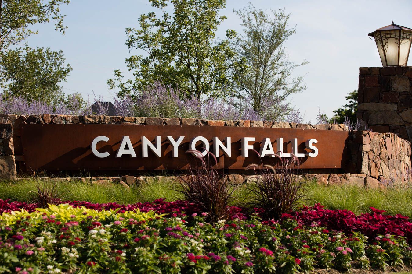 casa en Canyon Falls 90s por Chesmar Homes