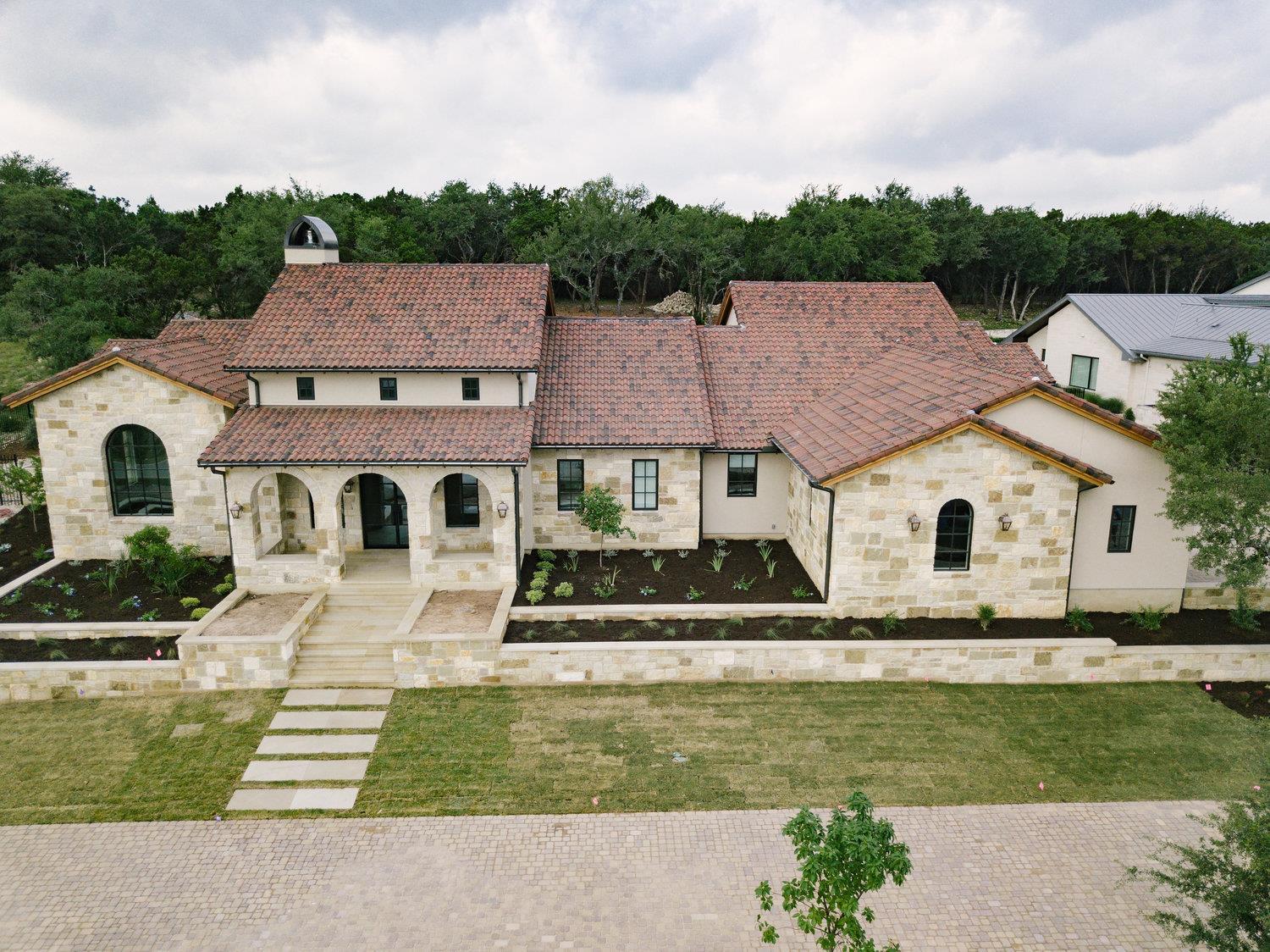 Clint Small Homes por Clint Small Custom Homes en Austin Texas