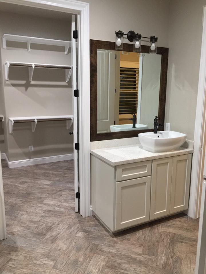 casa en DIY Custom Homes por DIY Custom Homes