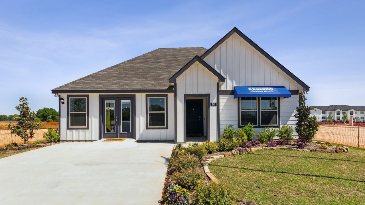 casa en Creeks at Burnett Trail por D.R. Horton