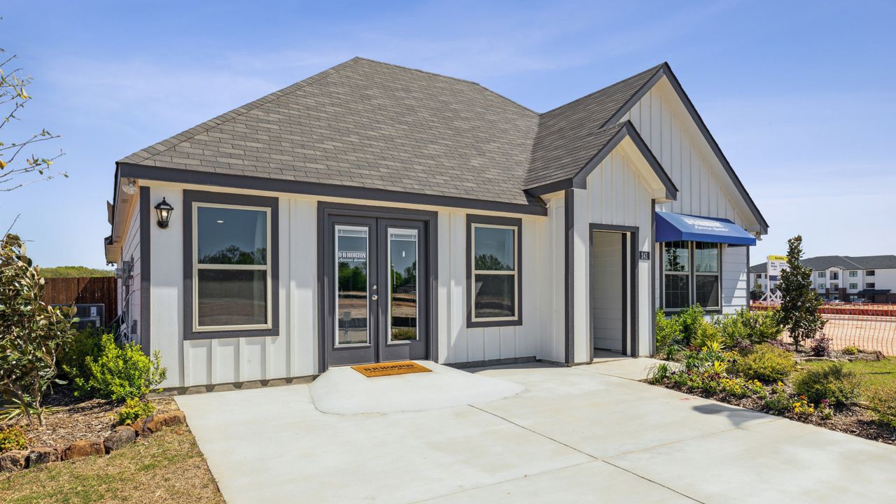 casa en Creeks at Burnett Trail por D.R. Horton