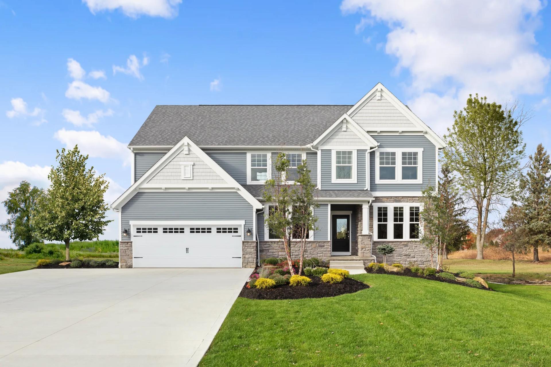 casa en Sanctuary of Olmsted por Drees Homes