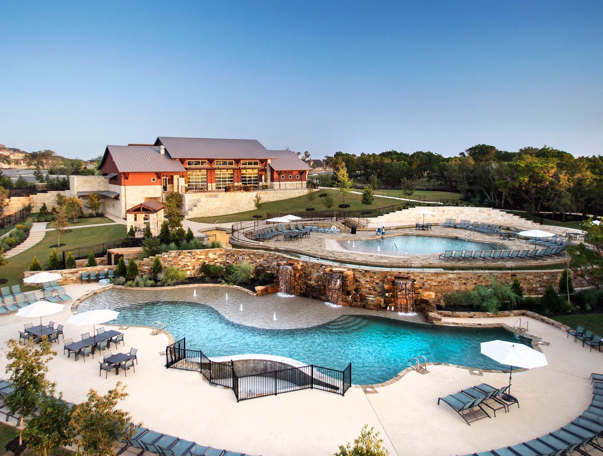 casa en The Estates at Rough Hollow Vista Ridge por Drees Custom Homes