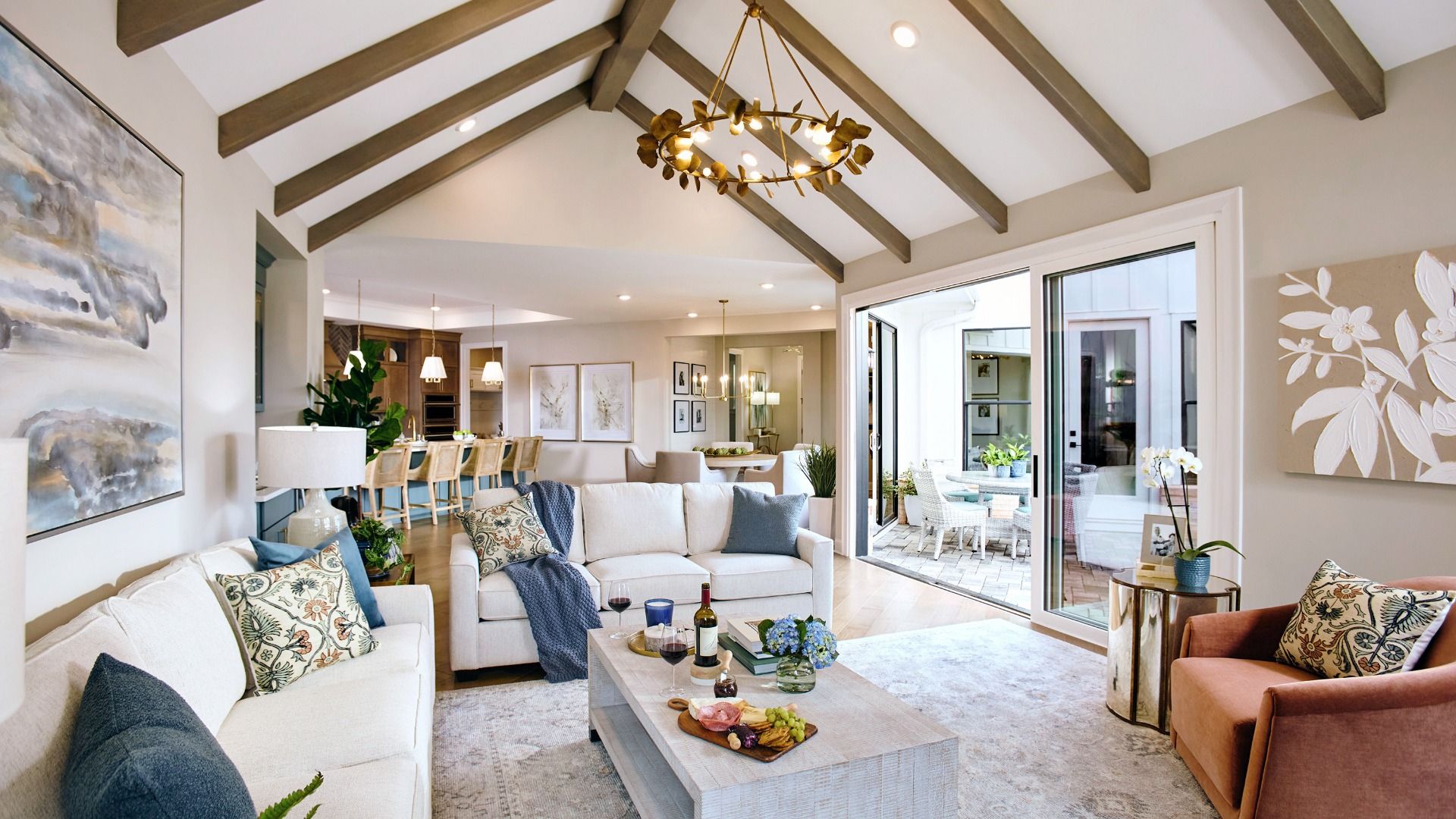 casa en The Courtyards on Cubbage por Epcon Communities
