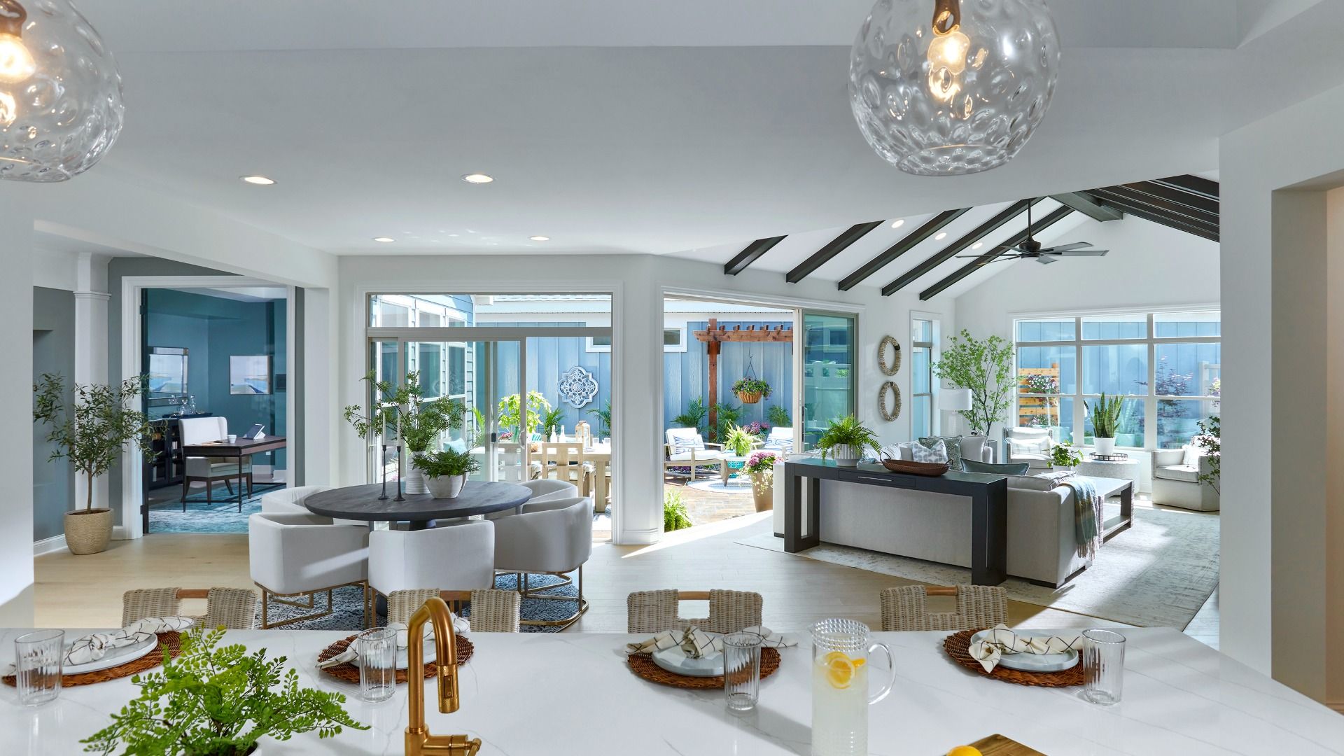 casa en The Courtyards at Holly Springs por Epcon Communities