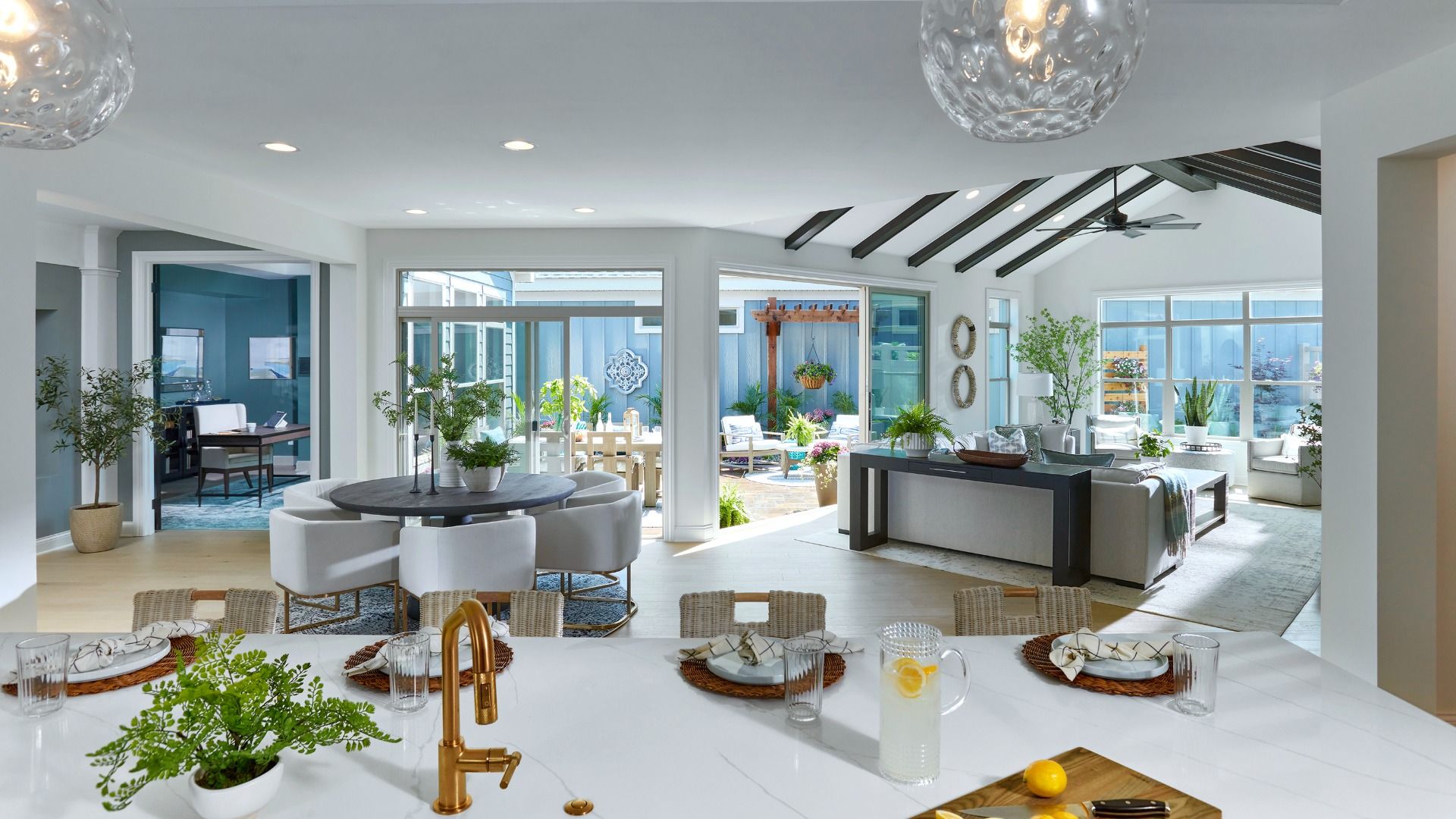 casa en The Courtyards at Summit Hill por Epcon Communities