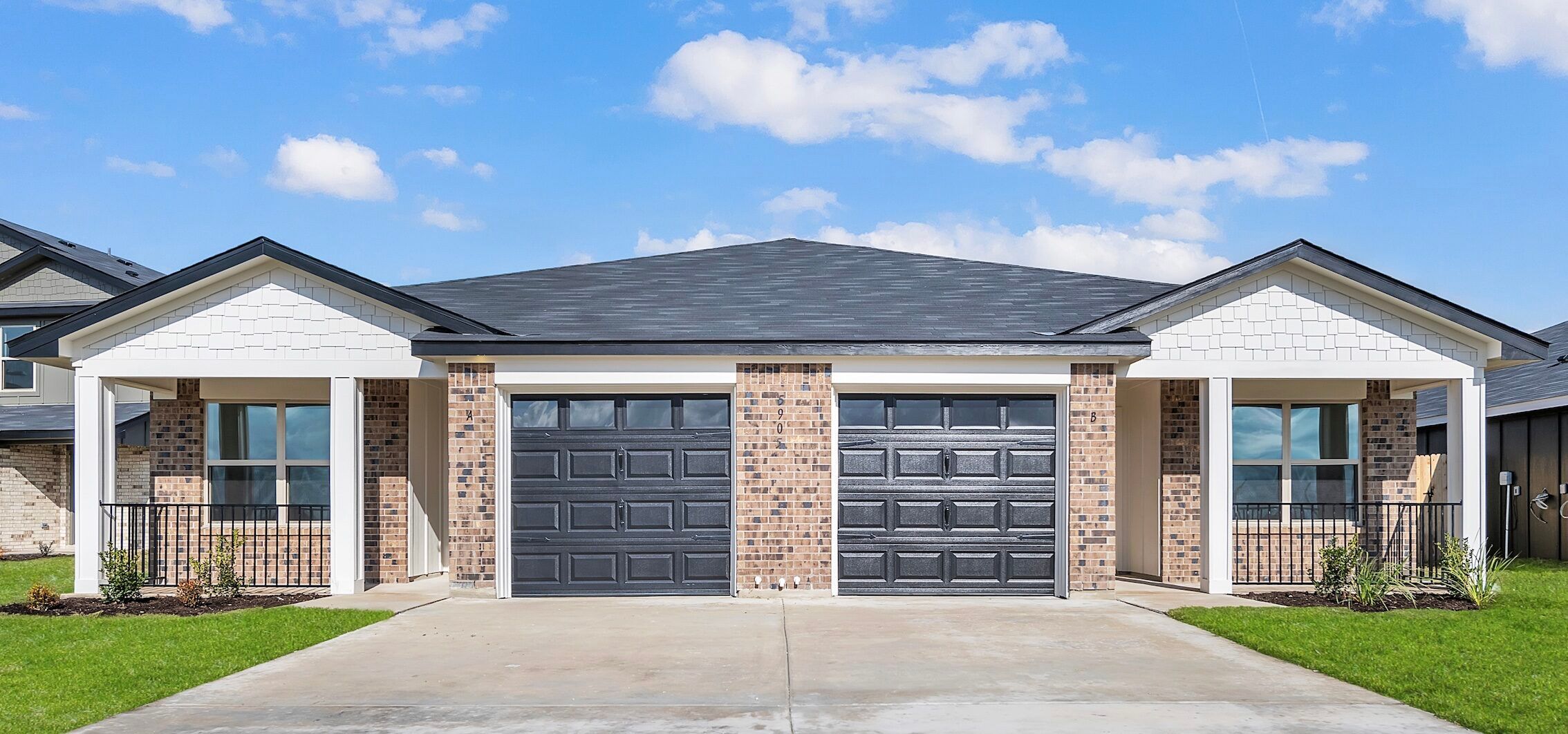 casa en The Valley At Great Hills Duplexes por Flintrock Builders