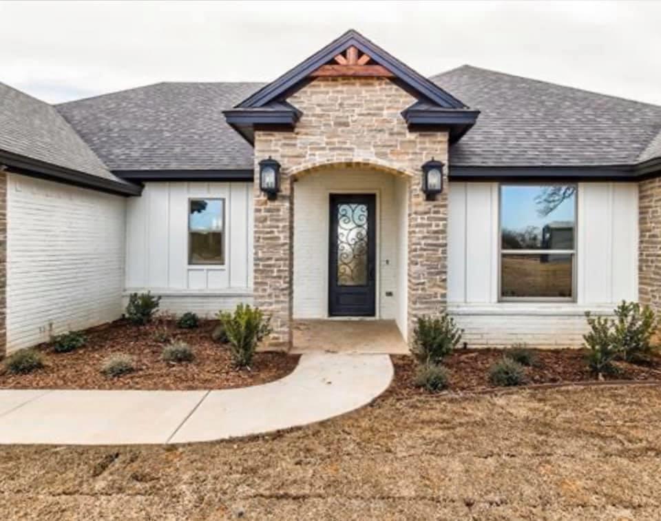 casa en VISTA OAKS por Flippin Custom Homes