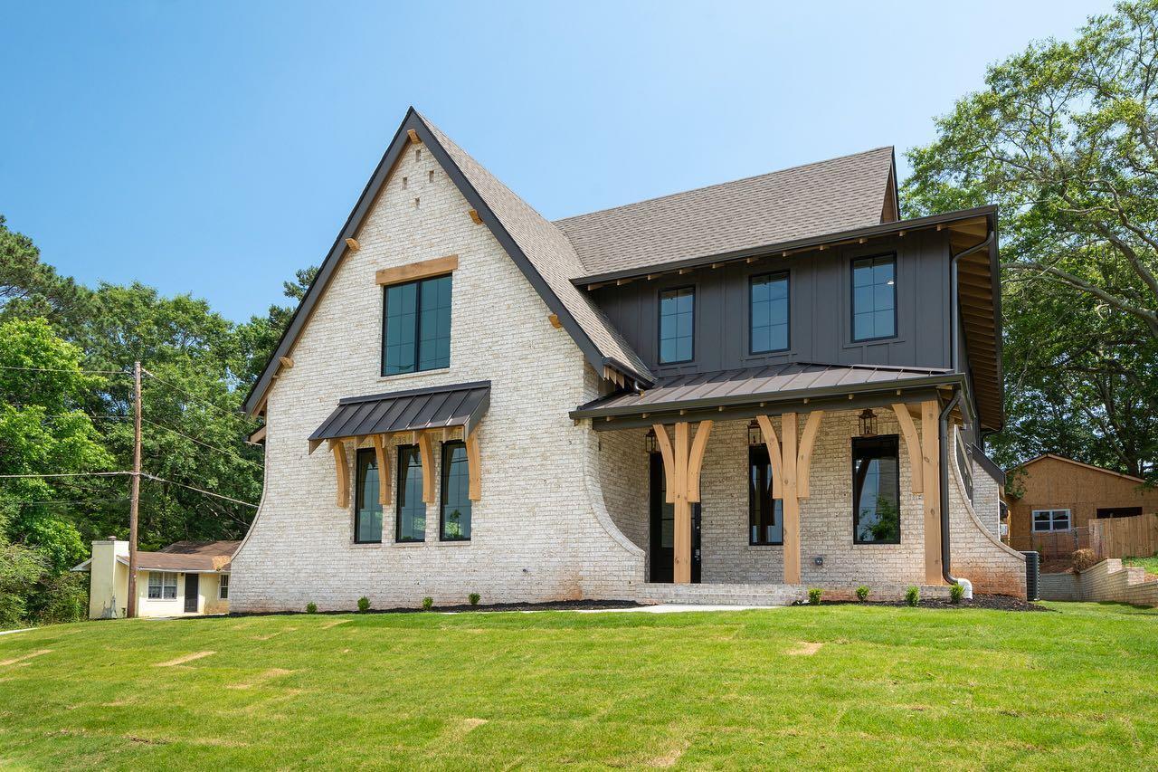 casa en Hall Design Build por Hall Design Build