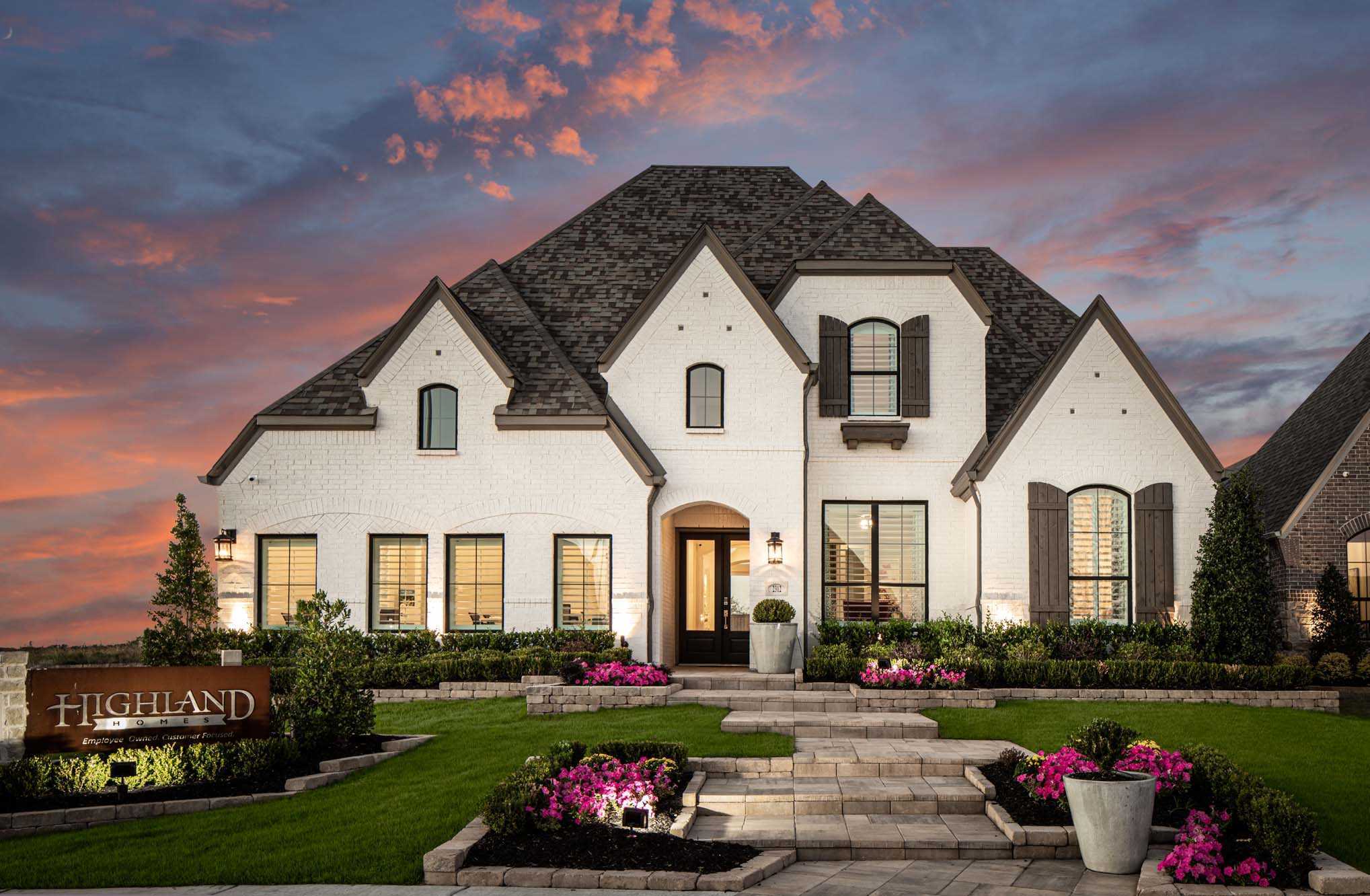 Mustang Lakes: 60ft. lots por Highland Homes en Dallas Texas