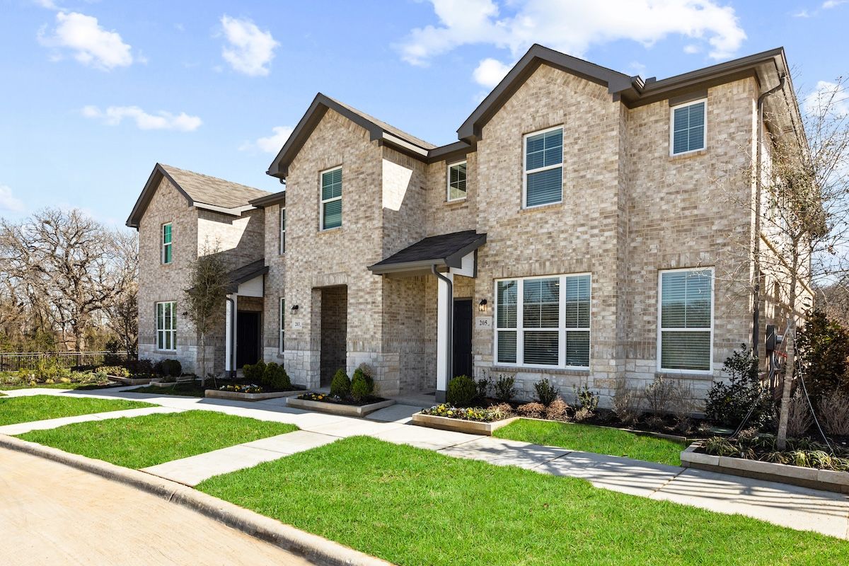 casa en Mockingbird Estates Townhomes por HistoryMaker Homes