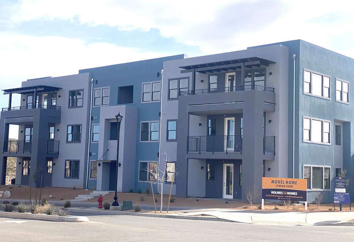 Desert Color Auburn Hills Condos por Holmes Homes en St. George Utah