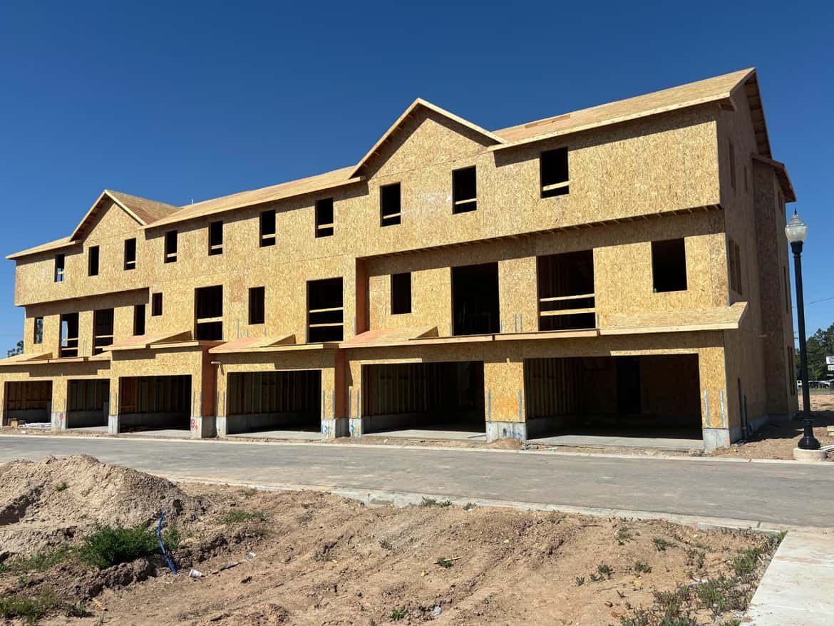 casa en Towns on Main por Holmes Homes
