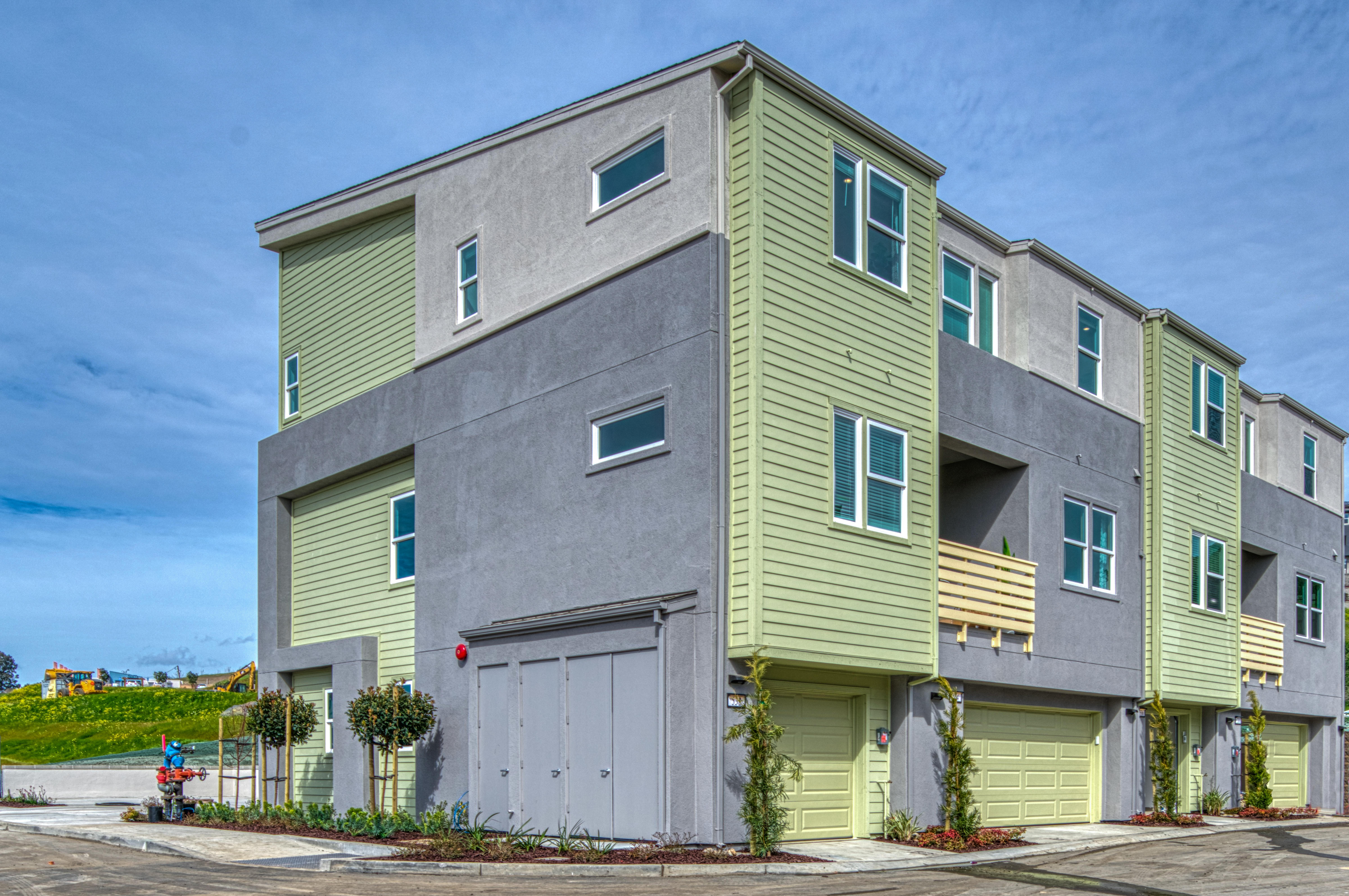 casa en SoMi Townhomes and Condominiums por Homes Built For America