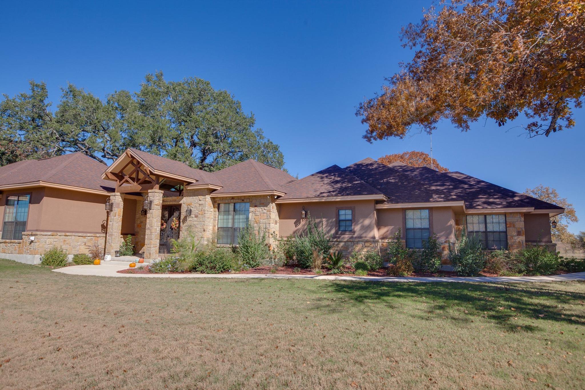 casa en KC Custom Homes. por KC Custom Homes.