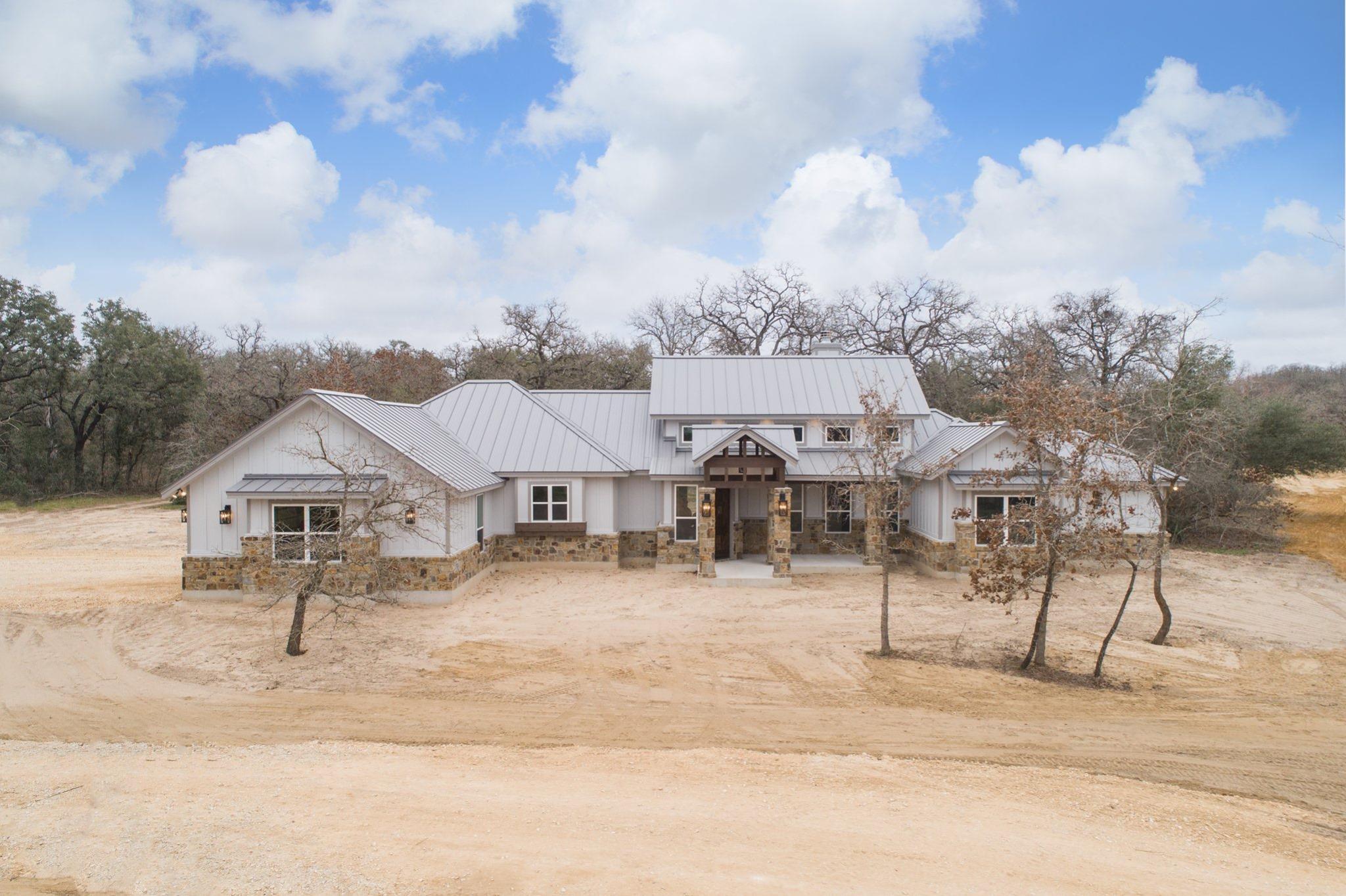 casa en KC Custom Homes. por KC Custom Homes.
